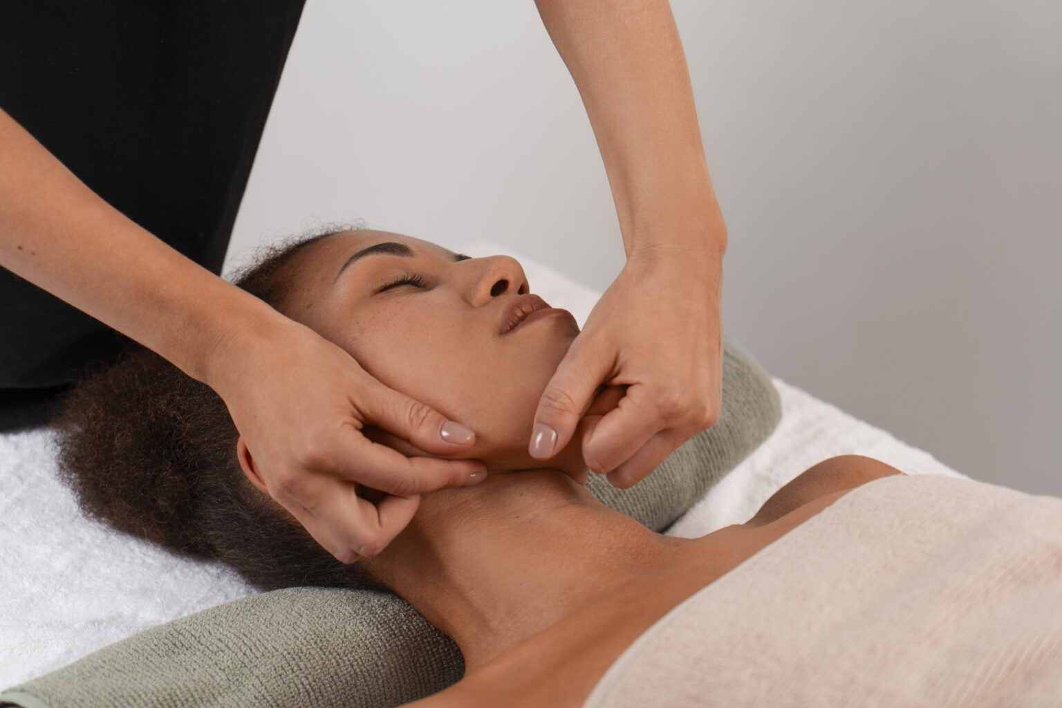 “Yoga du Visage, Automassages et Face Taping de Nuit : Les Secrets de nos mémés revisités!
